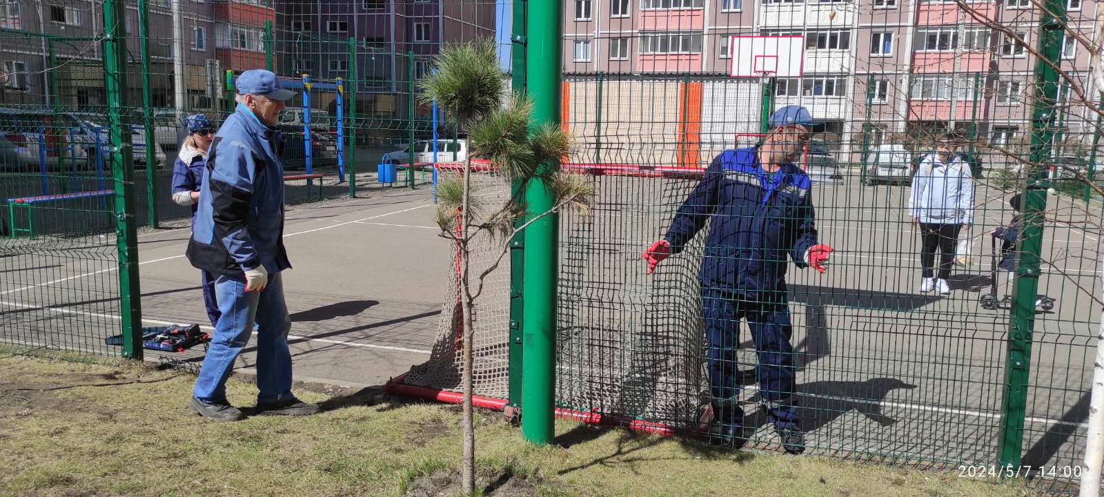 Отремонтировали сетку на спортплощадке, чтобы детвора могла гонять мяч изображение 1