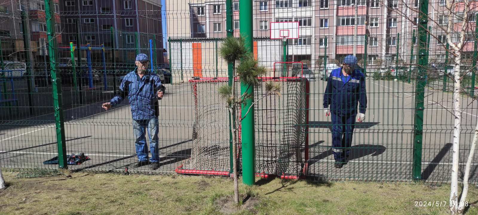 Отремонтировали сетку на спортплощадке, чтобы детвора могла гонять мяч изображение 1