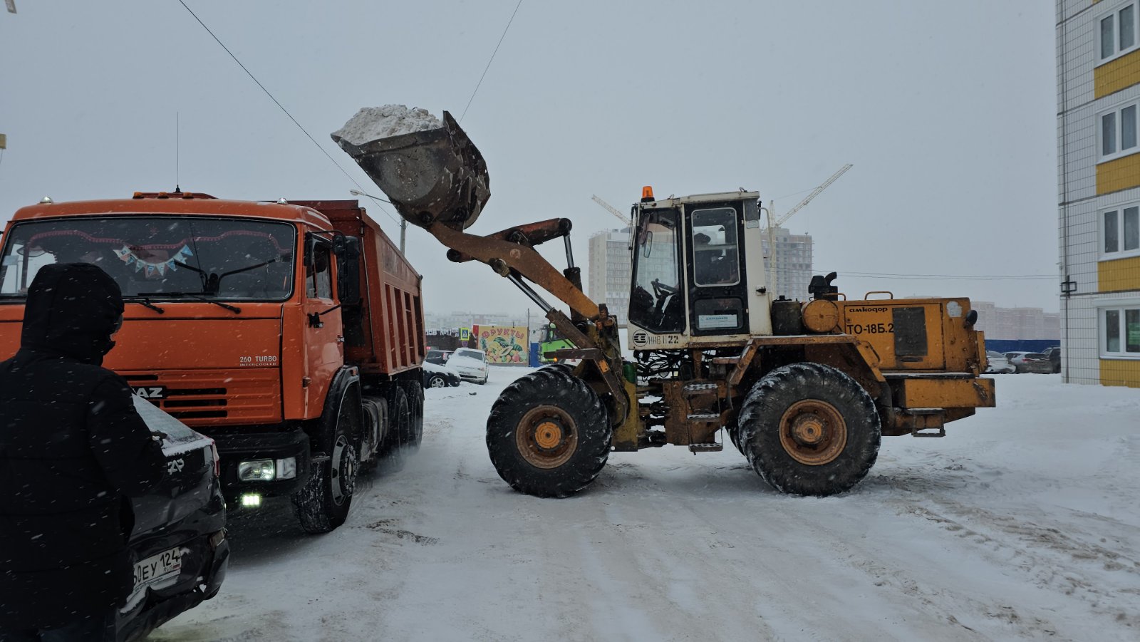 Спецтехника чистит и вывозит снег на ул. Ольховой изображение 1