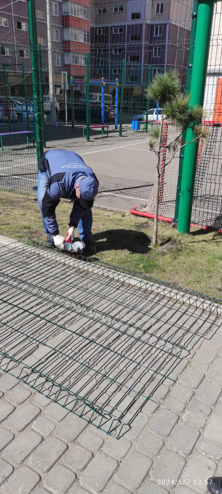 Отремонтировали сетку на спортплощадке, чтобы детвора могла гонять мяч изображение 1