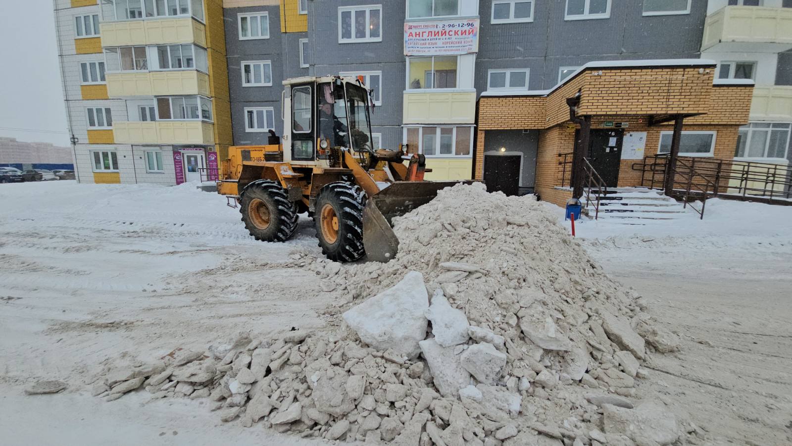 Спецтехника чистит и вывозит снег на ул. Ольховой