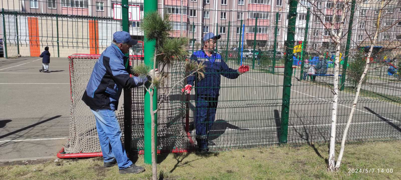 Отремонтировали сетку на спортплощадке, чтобы детвора могла гонять мяч изображение 1