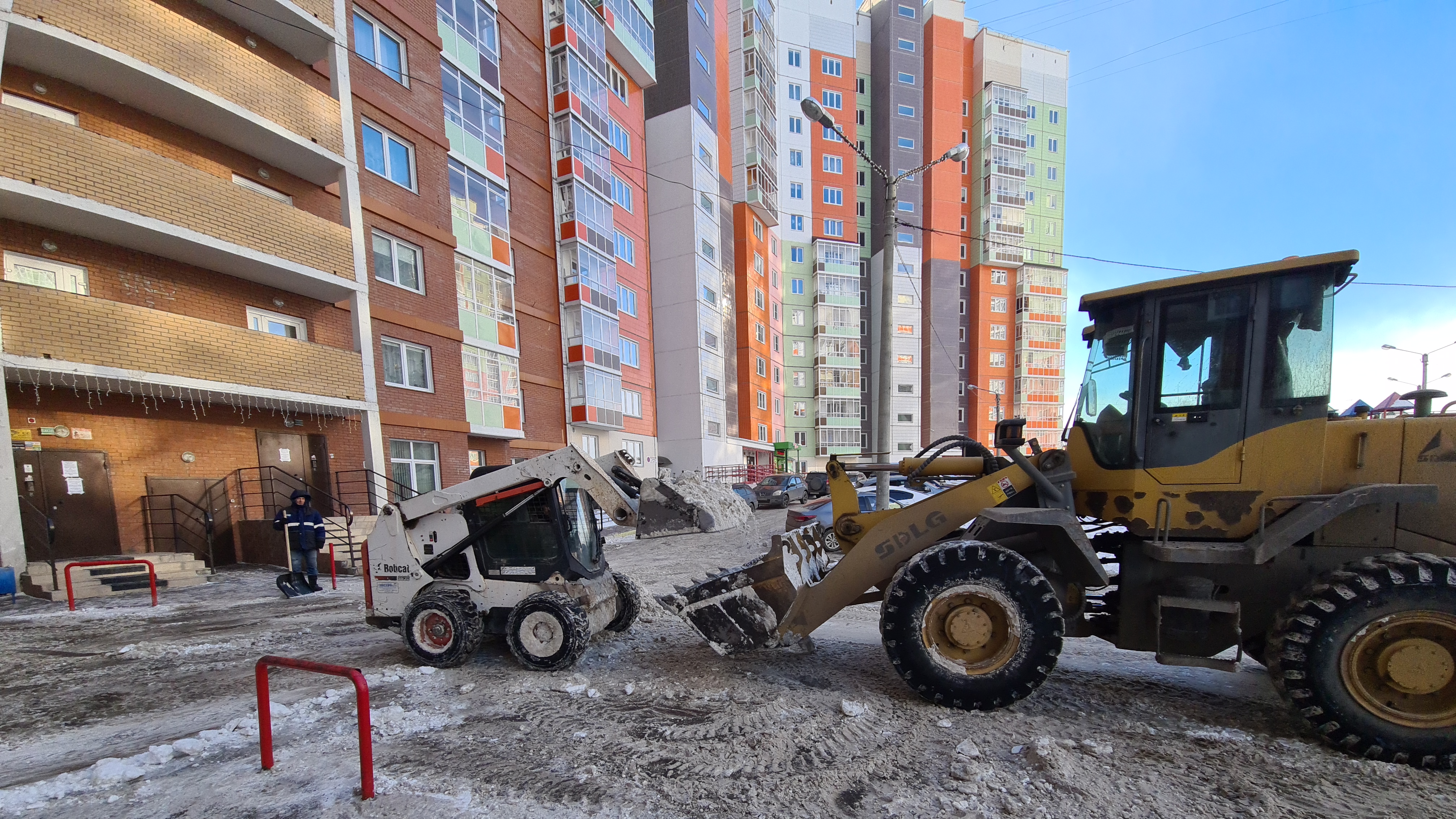 Спецтехника приступила к очистке дворов
