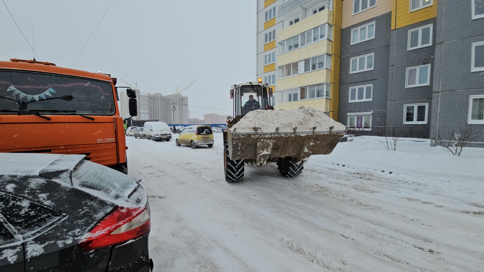 Спецтехника чистит и вывозит снег на ул. Ольховой изображение 1