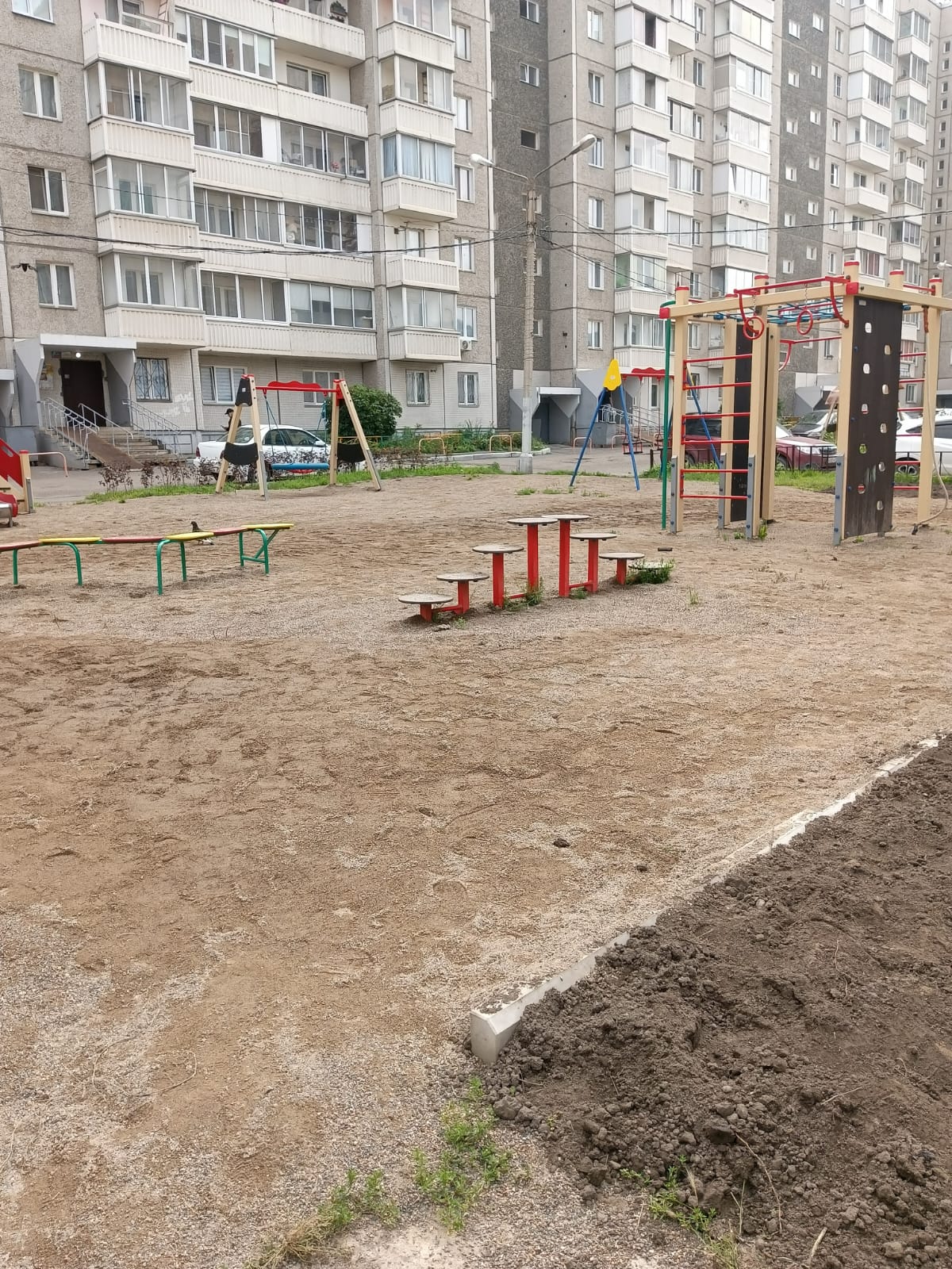 ул. Тимошенкова, 131. Произведена отсыпка и планировка детской площадки.  изображение 1