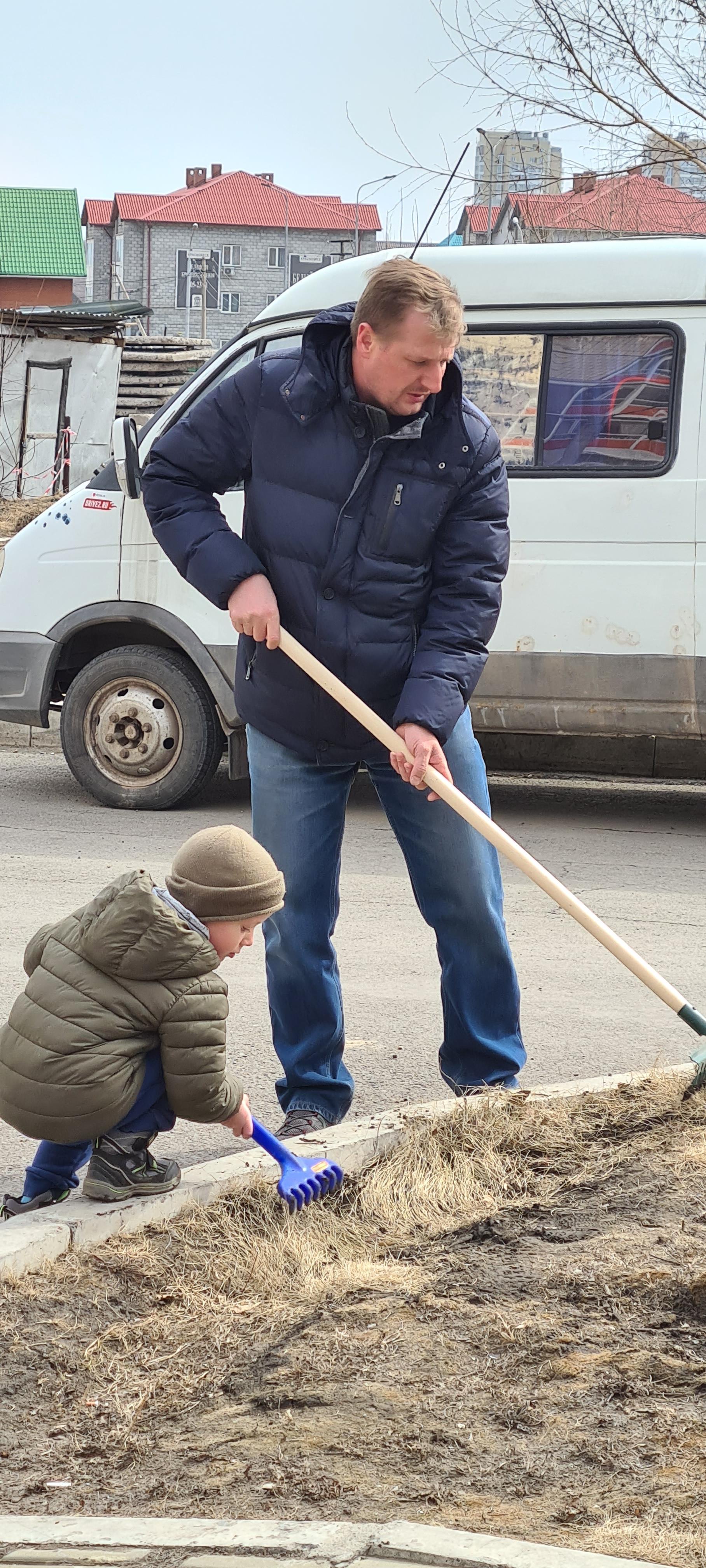Выходим с жителями на субботники
