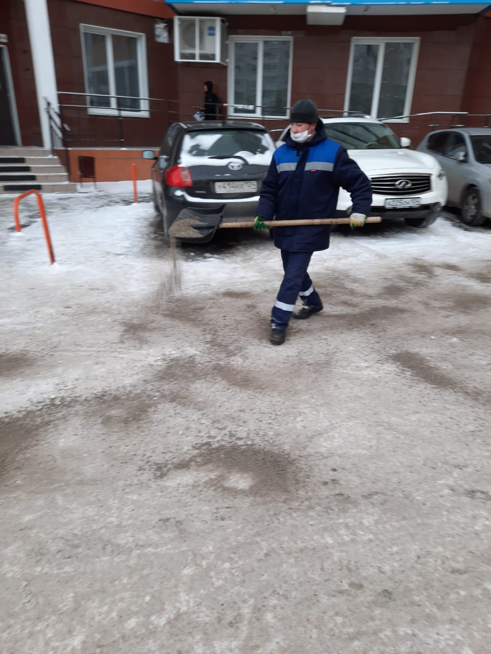 Весь состав дворников выведен на очистку снега
