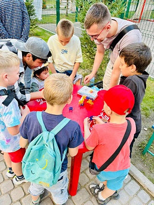 Праздник «Краски лета» во дворе на ул. Чернышевского,116 изображение 1