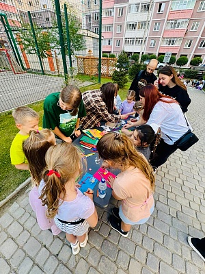 Праздник «Краски лета» во дворе на ул. Чернышевского,116 изображение 1