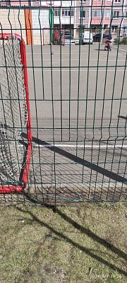 Отремонтировали сетку на спортплощадке, чтобы детвора могла гонять мяч изображение 1