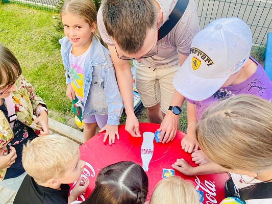 Праздник «Краски лета» во дворе на ул. Чернышевского,116 изображение 1