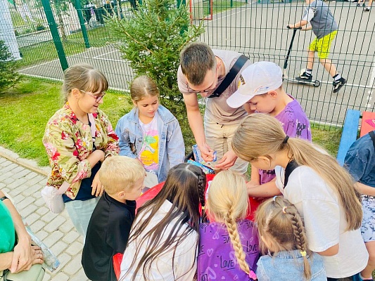 Праздник «Краски лета» во дворе на ул. Чернышевского,116 изображение 1