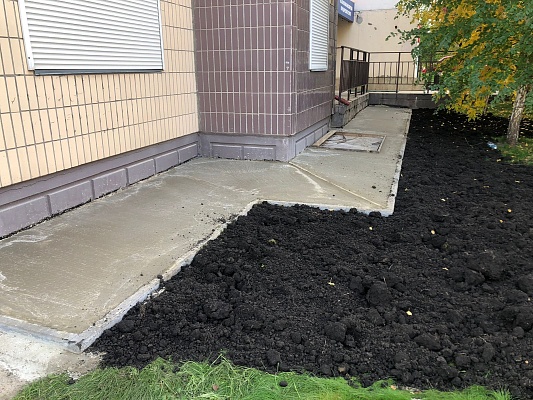 Выполнены работы по восстановлению отмостки ул. Д. Мартынова, 39. изображение 1