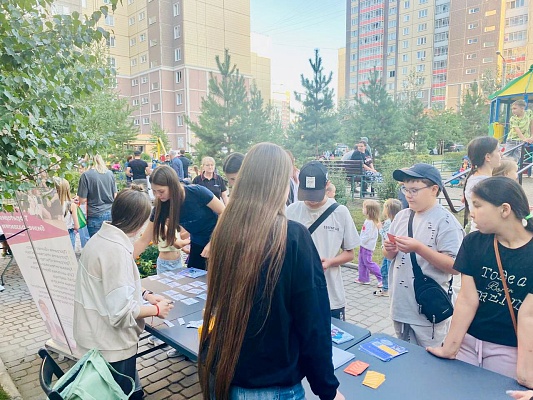 Праздник «Краски лета» во дворе на ул. Чернышевского,116 изображение 1