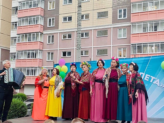 Праздник «Краски лета» во дворе на ул. Чернышевского,116 изображение 1