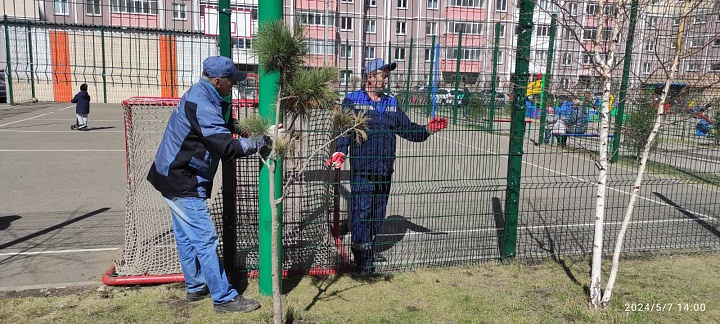 Отремонтировали сетку на спортплощадке, чтобы детвора могла гонять мяч изображение 1