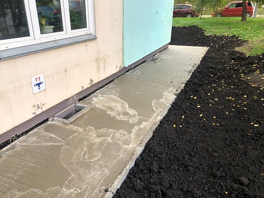 Выполнены работы по восстановлению отмостки ул. Д. Мартынова, 39. изображение 1