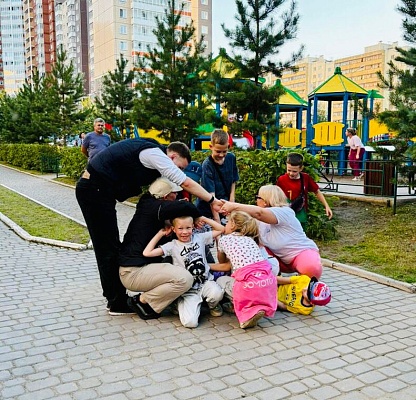 Праздник «Краски лета» во дворе на ул. Чернышевского,116 изображение 1