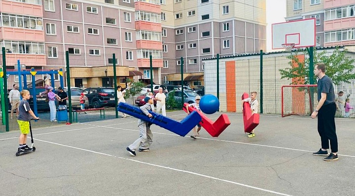 Праздник «Краски лета» во дворе на ул. Чернышевского,116 изображение 1