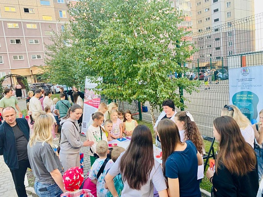 Праздник «Краски лета» во дворе на ул. Чернышевского,116 изображение 1