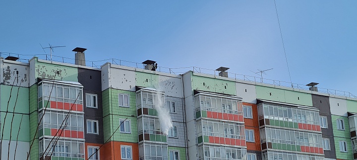 К работам по очистке от снега привлечены промышленные альпинисты