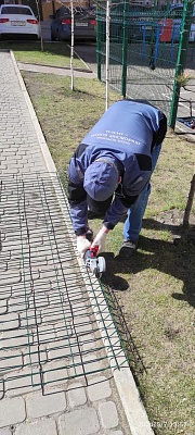 Отремонтировали сетку на спортплощадке, чтобы детвора могла гонять мяч