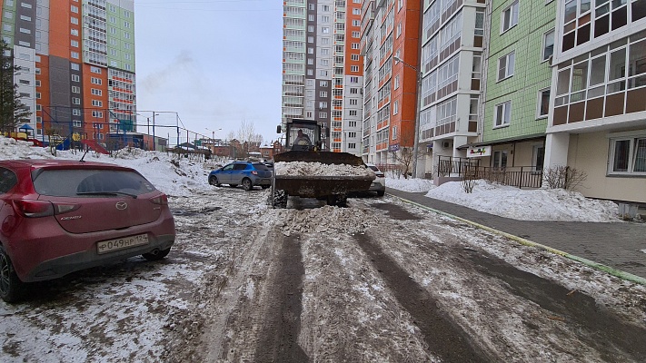 Продолжаем чистить дворы от снега и вывозить его грузовиками