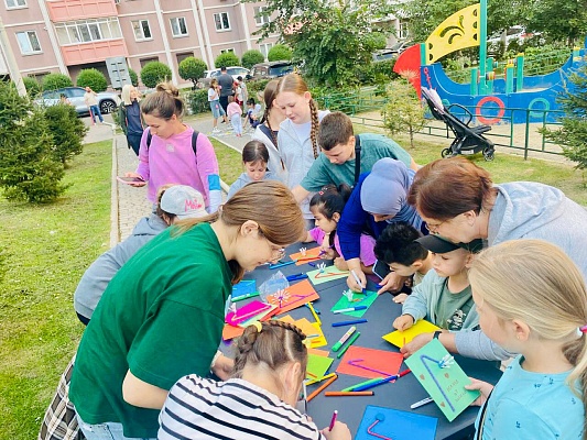 Праздник «Краски лета» во дворе на ул. Чернышевского,116 изображение 1