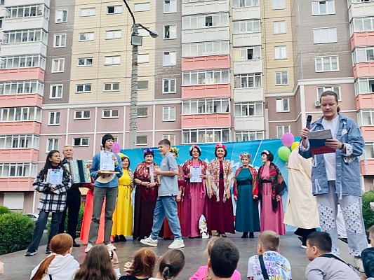 Праздник «Краски лета» во дворе на ул. Чернышевского,116 изображение 1