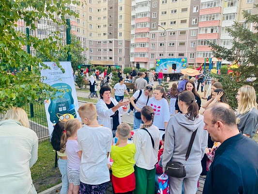 Праздник «Краски лета» во дворе на ул. Чернышевского,116 изображение 1