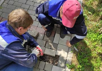 Привели в порядок брусчатку на пешеходной зоне Привели в порядок брусчатку на пешеходной зоне