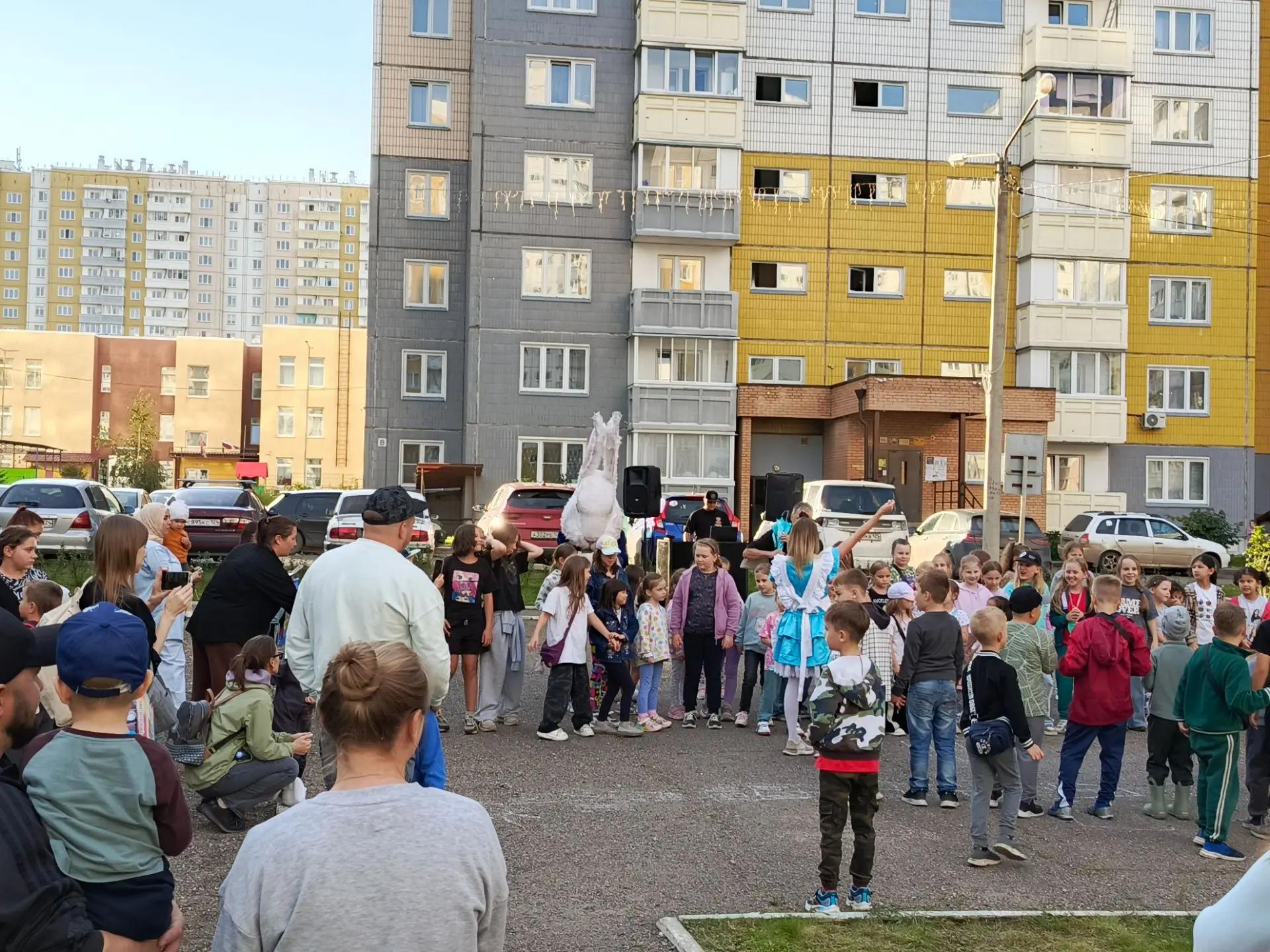 Начинаем поздравлять первоклашек с началом учебного года изображение 1
