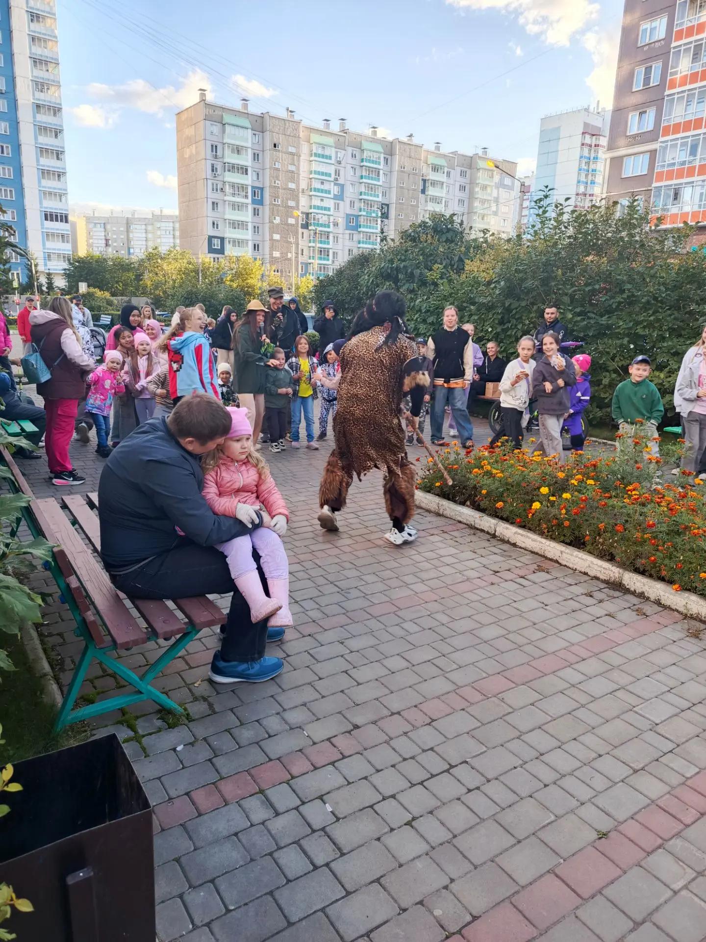 С  Днём знаний! С 1 сентября! Праздник на аллее Мартынова, 18, 20, 22 изображение 1