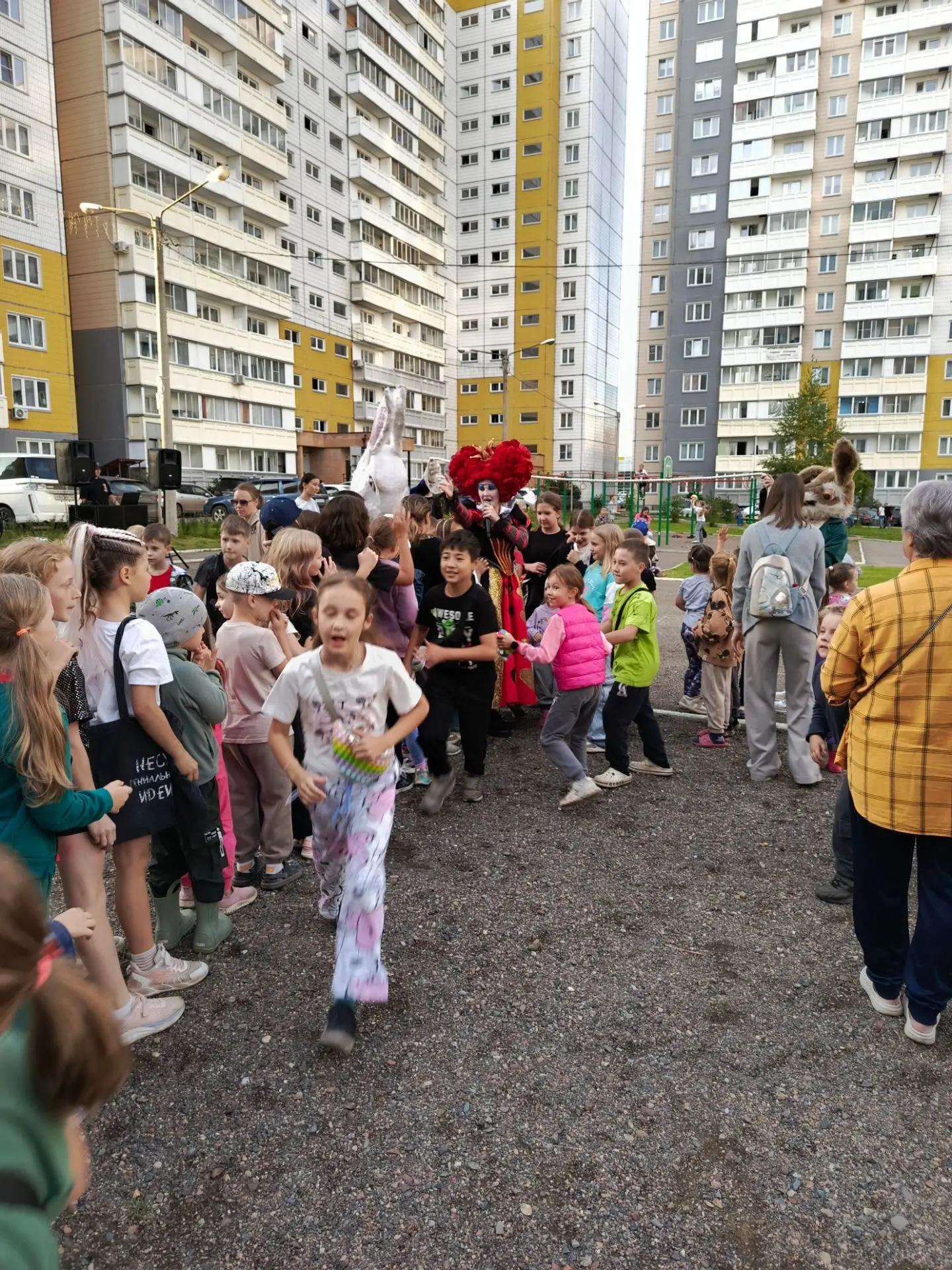 Начинаем поздравлять первоклашек с началом учебного года изображение 1