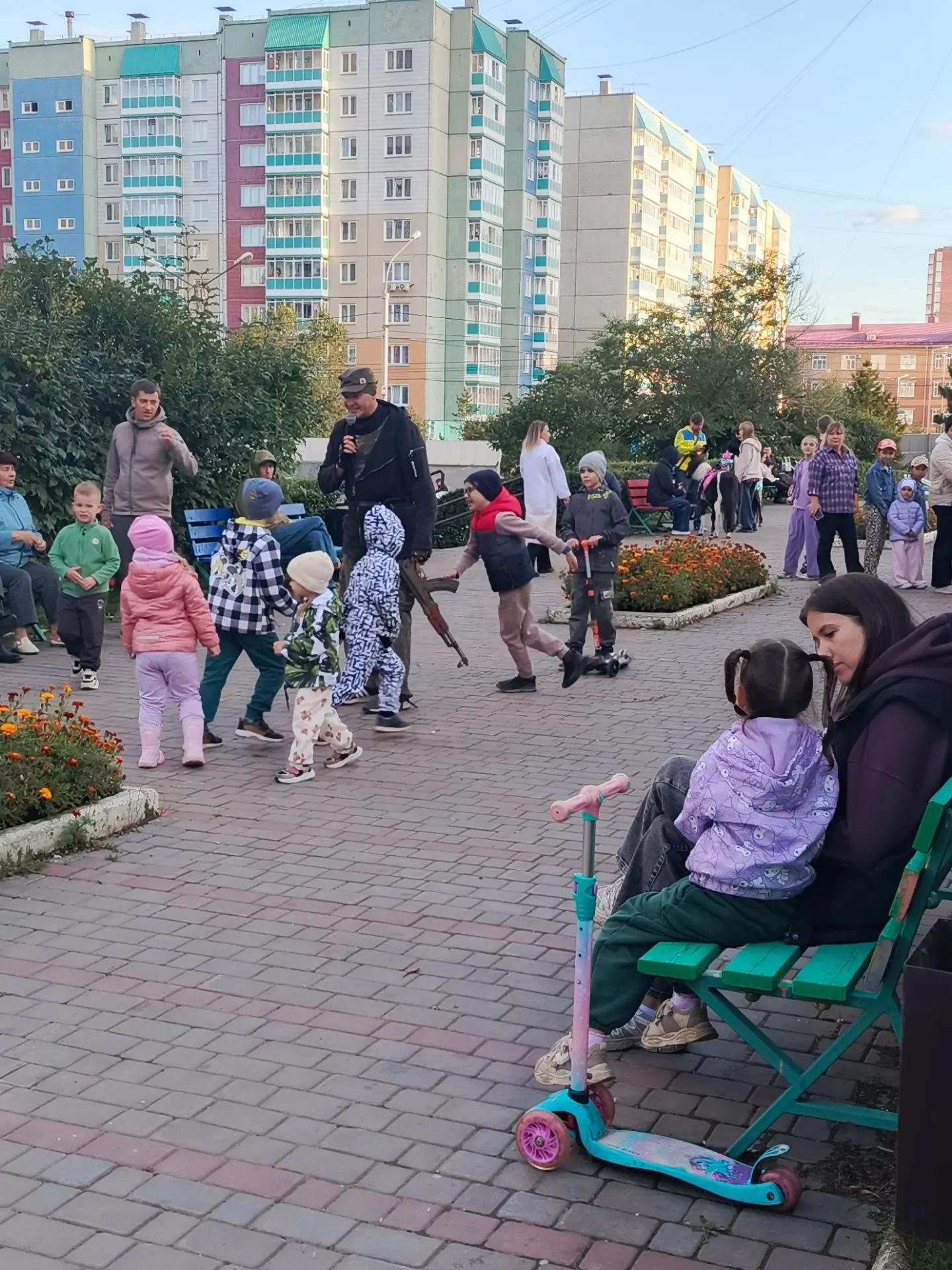 С  Днём знаний! С 1 сентября! Праздник на аллее Мартынова, 18, 20, 22 изображение 1