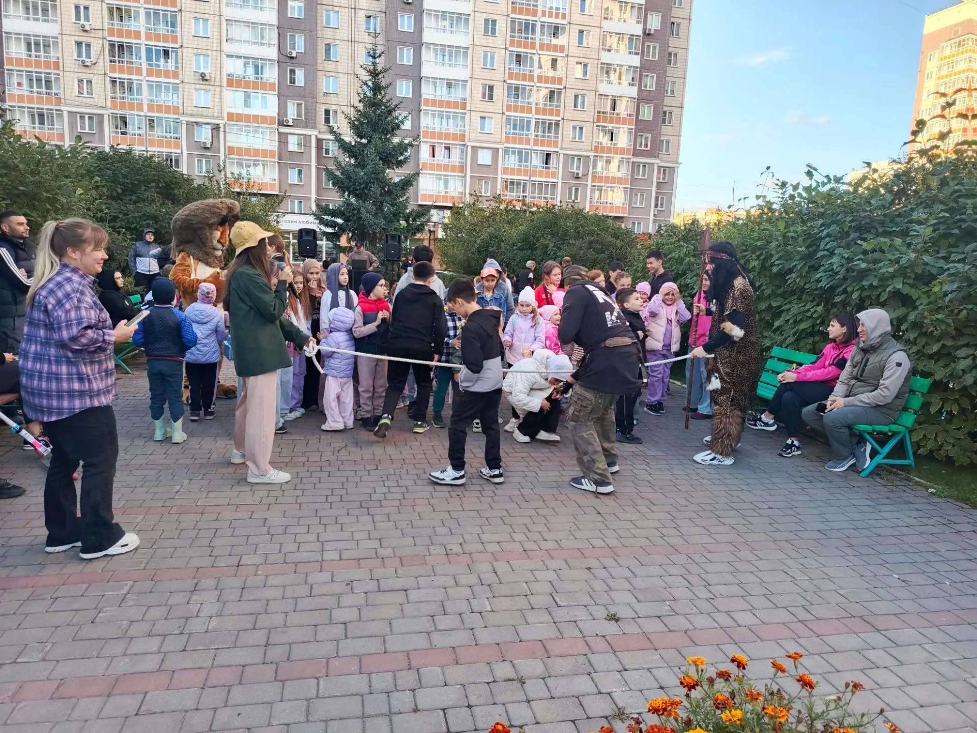 С  Днём знаний! С 1 сентября! Праздник на аллее Мартынова, 18, 20, 22 изображение 1