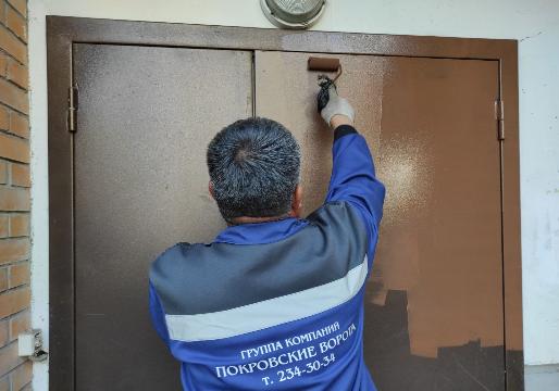 Красим двери мусорокамер Красим двери мусорокамер