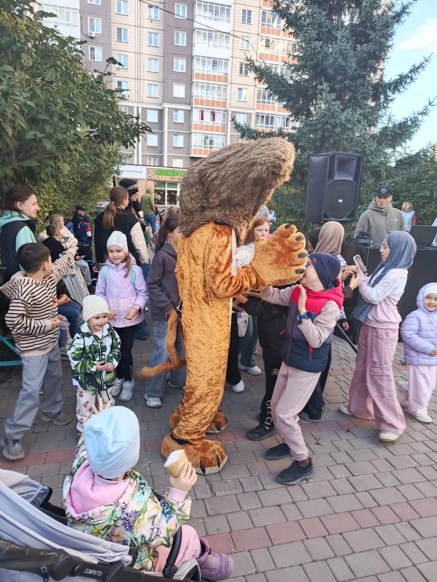 С  Днём знаний! С 1 сентября! Праздник на аллее Мартынова, 18, 20, 22 изображение 1