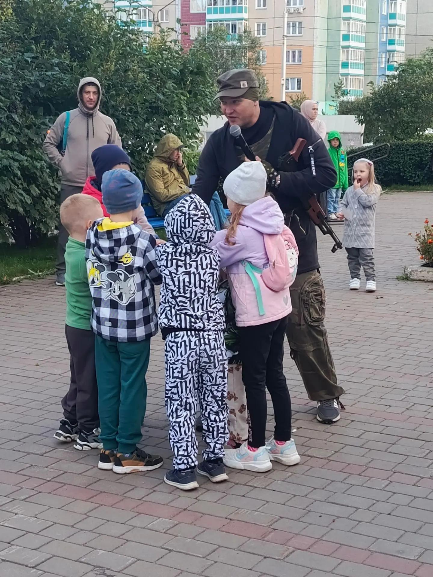 С  Днём знаний! С 1 сентября! Праздник на аллее Мартынова, 18, 20, 22 изображение 1