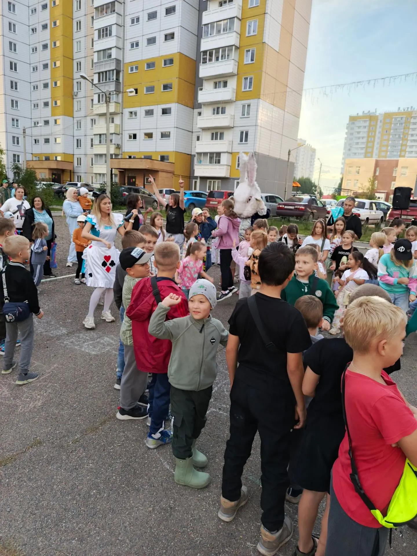 Начинаем поздравлять первоклашек с началом учебного года изображение 1