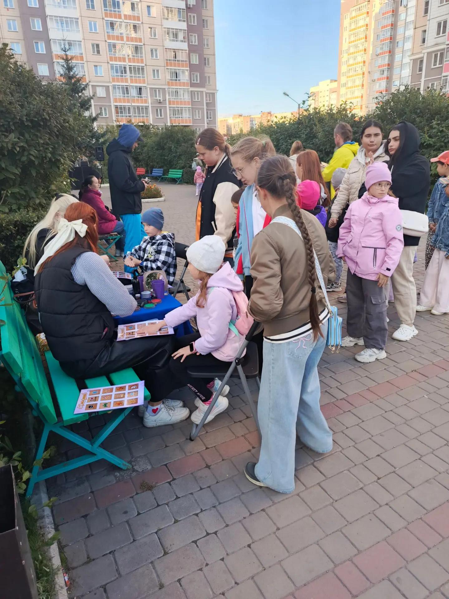 С  Днём знаний! С 1 сентября! Праздник на аллее Мартынова, 18, 20, 22 изображение 1