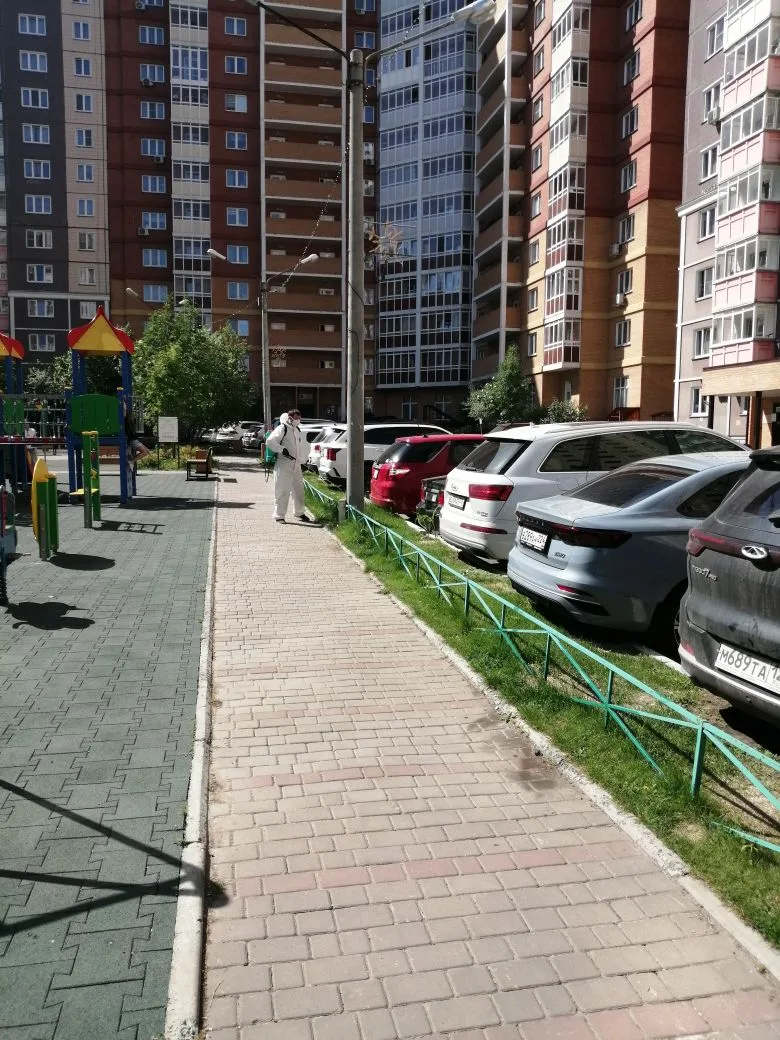По согласованию с жителями проходит аккарицидная обработка придомовых территорий изображение 1