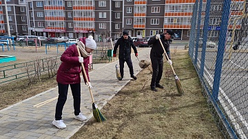 Выходим с жителями на субботники Выходим с жителями на субботники