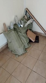 Пакетам с мусором и строительным отходам в подъезде не место Пакетам с мусором и строительным отходам в подъезде не место