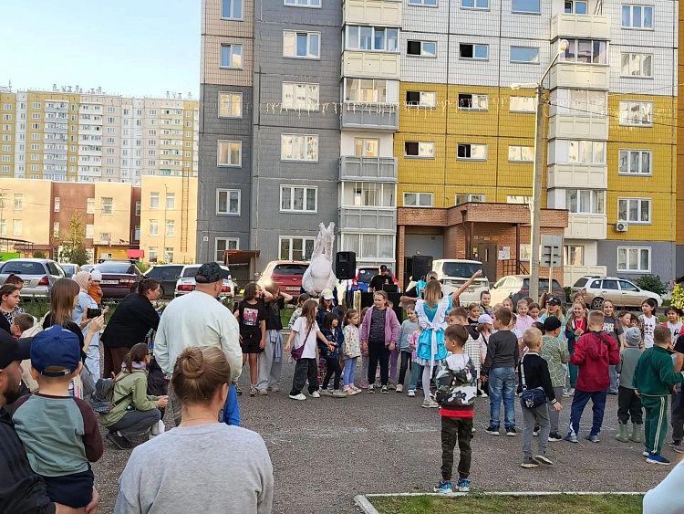 Начинаем поздравлять первоклашек с началом учебного года