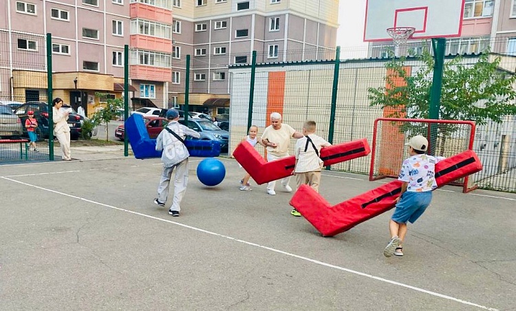 Праздник «Краски лета» во дворе на ул. Чернышевского,116 Праздник «Краски лета» во дворе на ул. Чернышевского,116