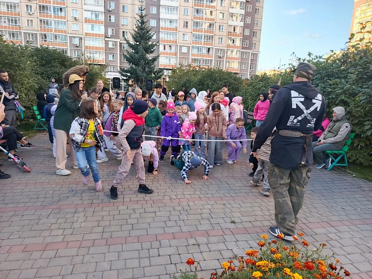 С  Днём знаний! С 1 сентября! Праздник на аллее Мартынова, 18, 20, 22
